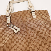 Detail anses ivoire et breloque Gucci Tote Bag occasion authentique — AMANA Vintage