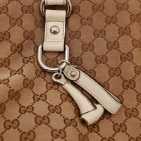 Detail attache et breloque cuir Gucci Tote Bag occasion authentique — AMANA Vintage