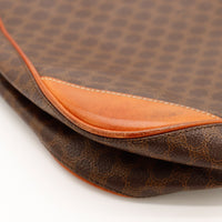 Détail coin cuir vachette patine caramel Céline Hobo Macadam — AMANA Vintage