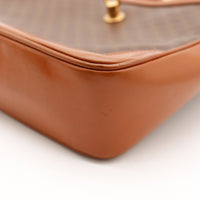 Détail coin cuir camel Sac Céline Macadam occasion authentique — AMANA Vintage