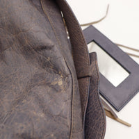 Détail marques sur le cuir froissé du sac Balenciaga City — AMANA Vintage