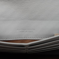 Détail estampille Bottega Veneta Made in Italy portefeuille Intrecciato — AMANA Vintage