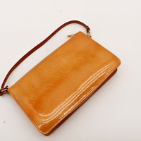 Détail monogramme embossé cuir Vernis Louis Vuitton pochette — AMANA Vintage