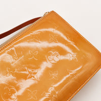 Détail marques sur le vernis pochette Louis Vuitton bronze — AMANA Vintage
