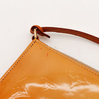 Détail coin et anneau doré pochette Louis Vuitton Vernis — AMANA Vintage