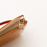 Détail tirette cadenas dorée pochette Louis Vuitton Vernis — AMANA Vintage