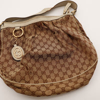 Sac Gucci Sukey vue plongeante avec breloque monogramme — AMANA Vintage