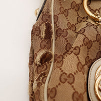 Détail déchirure toile côté sac Gucci Sukey — AMANA Vintage