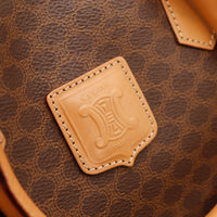 Détail écusson estampé Céline Paris sur sac Boston Macadam — AMANA Vintage