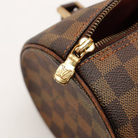 Détail tirette dorée zip Louis Vuitton Papillon 30 Damier Ébène — AMANA Vintage