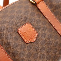 Détail écusson cuir Céline Paris sur toile Macadam — AMANA Vintage