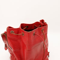 Détail ouverture Louis Vuitton Noé GM Epi rouge œillets ficelle — AMANA Vintage