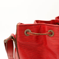 Détail œillet gravé Louis Vuitton Noé GM Epi rouge — AMANA Vintage