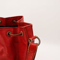 Détail cuir Epi rouge Louis Vuitton Noé GM grain — AMANA Vintage