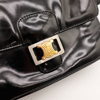 Détail fermoir Triomphe doré Céline cuir glacé noir — AMANA Vintage
