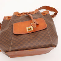 Détail poche avant sac seau Celine Macadam et fermoir Celine — AMANA Vintage