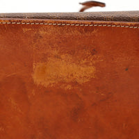Détail macro usure cuir fond sac seau Celine Macadam taches visibles — AMANA Vintage