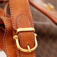 Détail boucle dorée Celine sur bandoulière sac seau Macadam — AMANA Vintage
