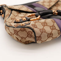 Détail coin inférieur Gucci Hobo toile monogrammée rivets dorés rose — AMANA Vintage