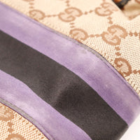 Détail boucle étrier doré rose bandoulière cuir noir Gucci — AMANA Vintage