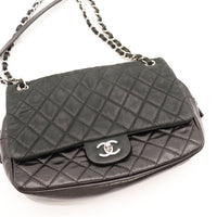 Détail rabat et fermoir CC argenté Chanel Timeless Jumbo noir — AMANA Vintage