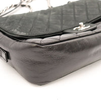 Détail coin inférieur Chanel Timeless Jumbo craquelures cuir lisse — AMANA Vintage