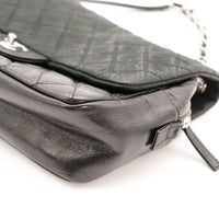 Détail coin côté Chanel Timeless Jumbo cuir craquelé — AMANA Vintage