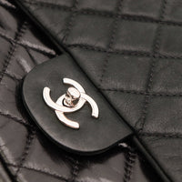 Gros plan fermoir CC signature Chanel Timeless Jumbo argenté — AMANA Vintage