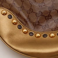 Détail clous dorés et cuir doré Hobo Gucci Babouska — AMANA Vintage