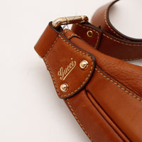 Détail attache cuir script Gucci Hobo Bambou cognac occasion authentique — AMANA Vintage