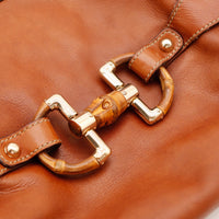 Détail fermoir bambou métal doré Gucci Hobo Bambou cuir cognac gros plan — AMANA Vintage