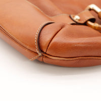 Détail coin inférieur sac Gucci Hobo Bambou cuir cognac légers frottements — AMANA Vintage