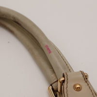 Détail anse Gucci New Jackie marque rose et usure cuir taupe — AMANA Vintage
