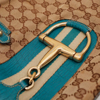 Gros plan fermoir Horsebit doré Gucci signature équestre — AMANA Vintage