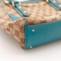 Détail coin inférieur Gucci Tote Horsebit cuir turquoise et toile monogrammée — AMANA Vintage