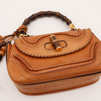 Détail fermoir piston bambou Gucci Tote Bag Bella Bambou gros plan — AMANA Vintage