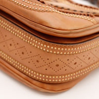 Détail coins inférieurs cuir perforé Gucci Tote Bag Bella Bambou — AMANA Vintage
