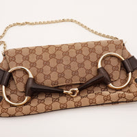 Détail fermoir Horsebit doré pochette Gucci toile monogrammée — AMANA Vintage