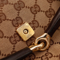 Détail fermoir piston doré plaque Gucci Made in Italy pochette Horsebit — AMANA Vintage