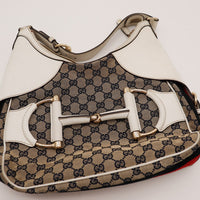 Détail fermoir Horsebit Gucci métal doré sur toile monogrammée — AMANA Vintage