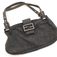 Détail attache anse et fermoir Fendi Hobo noir — AMANA Vintage