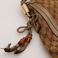 Hobo Bambou Gucci détail breloque bambou et cordelette tressée taupe — AMANA Vintage