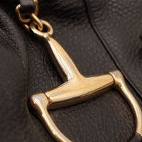 Détail fermoir Horsebit doré Gucci Tote cuir noir — AMANA Vintage