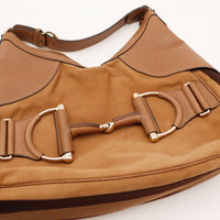 Détail fermoir Horsebit doré sur sac Gucci camel vue rapprochée — AMANA Vintage