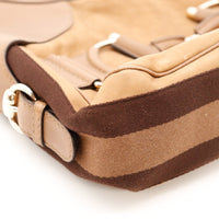 Détail coin inférieur sac Gucci Hobo Horsebit léger frottement — AMANA Vintage