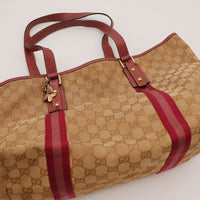 Détail breloque papillon doré Gucci et anses bordeaux — AMANA Vintage