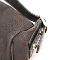 Détail attache bandoulière Hobo Gucci cuir noir usure bords — AMANA Vintage