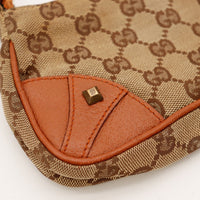 Détail coin cuir terracotta Gucci Hobo Chain usure légère — AMANA Vintage