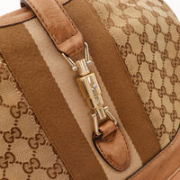 Detail fermoir piston Jackie Gucci dore canvas GG vintage — AMANA Vintage
