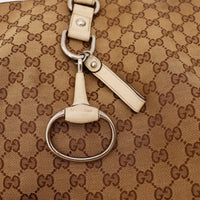 Détail fermoir Horsebit et breloque cuir ivoire Gucci — AMANA Vintage